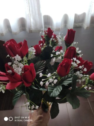 Ramo de rosas artificiales rojas y blancas