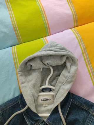 Chaqueta Vaquera Pull&Bear con Capucha Gris