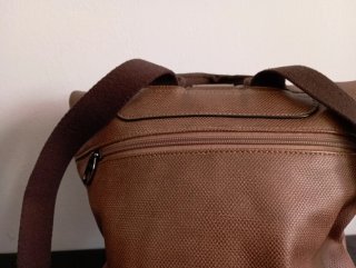 Mochila marrón con cremallera y hebilla