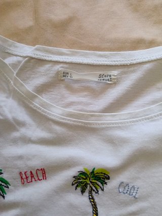 Camiseta blanca palmeras y palabras verano