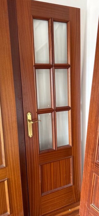 Puerta de madera con cristal.