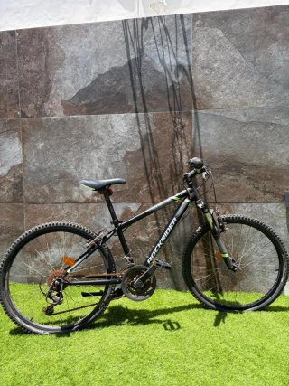 Bicicleta Rockrider Negra de 24 pulgadas.