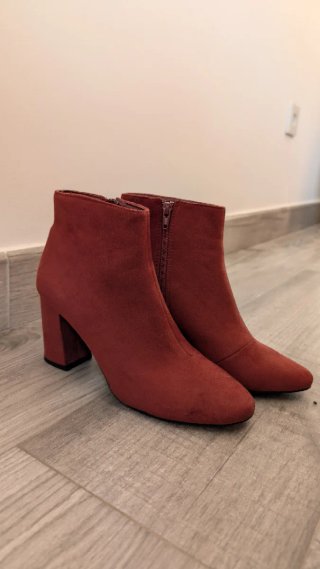 Botines de ante rojos