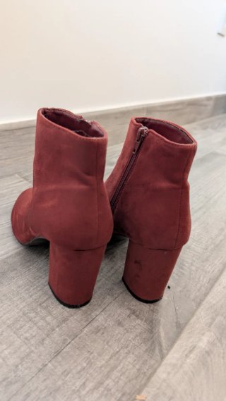 Botines de ante rojos