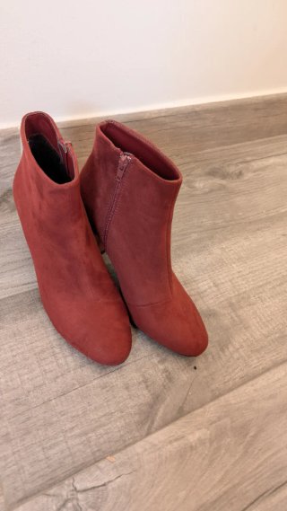Botines de ante rojos