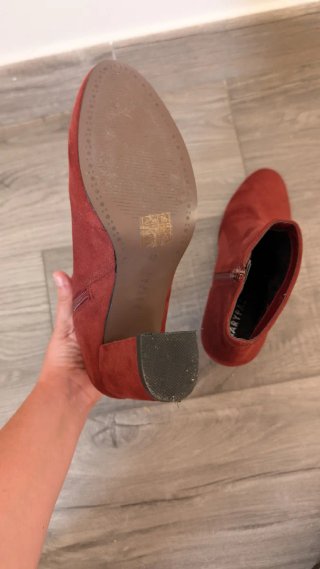 Botines de ante rojos
