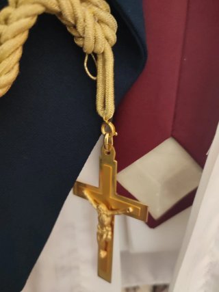 Traje comunión niño azul con detalles dorados