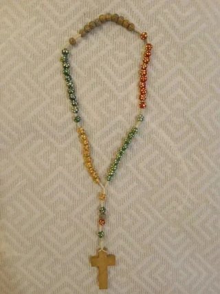 Terço multicolor com cruz de madeira