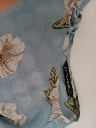 Camicetta celeste con fiori