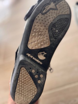 Estas son botas Alpinestars S-MX 1 en blanco y neg