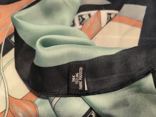 Pañuelo seda estampado naranja y verde azulado