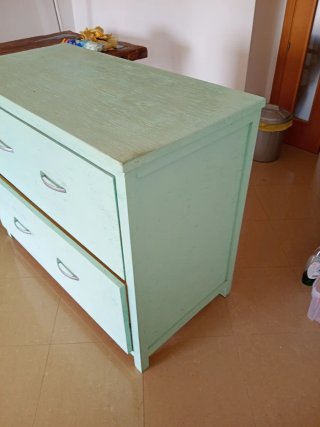 Cómoda de madera verde