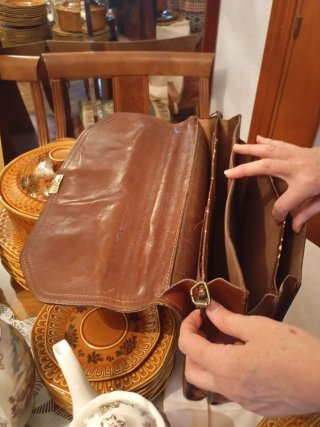 Dos maletines de cuero marrones