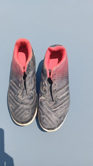 Zapatillas de fútbol negras y rojas