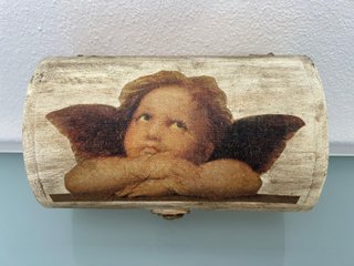 Caixa de madeira decorada com anjo
