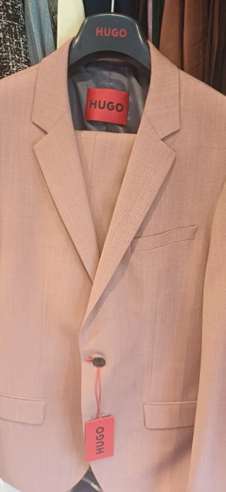 Traje Hugo Boss color Salmón talla 50