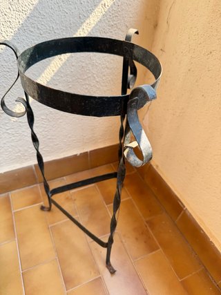 Macetero de metal negro