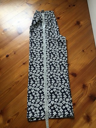 Pantaloni a fiori con elastico in vita