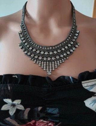 Collar plateado con pedrería
