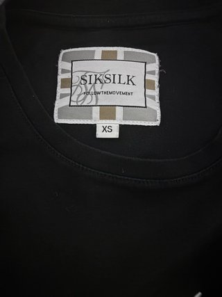 Camiseta SikSilk Negra Básica Logo