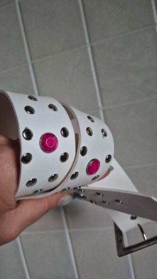 Cintura bianca con borchie e gemme