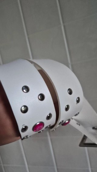 Cintura bianca con borchie e gemme