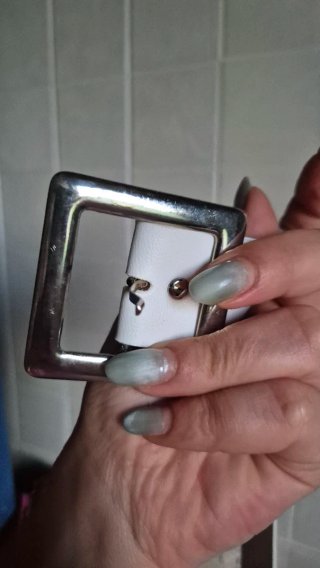 Cintura bianca con borchie e gemme