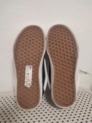 Zapatillas Vans Knu Skool Negras y Blancas