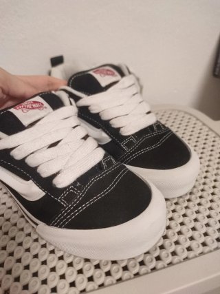 Zapatillas Vans Knu Skool Negras y Blancas