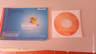 Ordenador sobremesa XP con teclado y ratón
