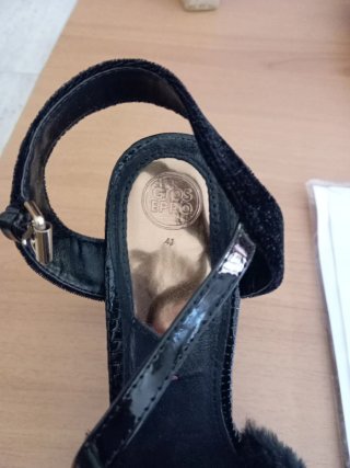 Sandalias de tacón negras con pelo