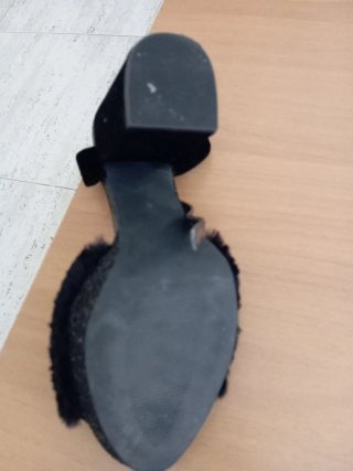 Sandalias de tacón negras con pelo