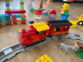 Tren LEGO DUPLO y piezas de construcción