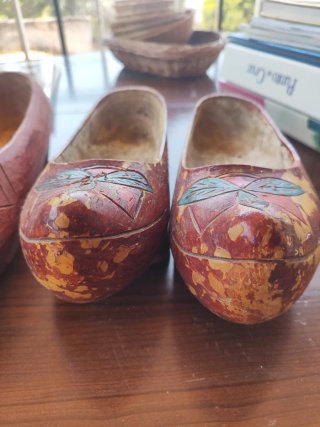 Zuecos de madera tallada