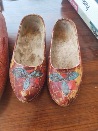 Zuecos de madera tallada