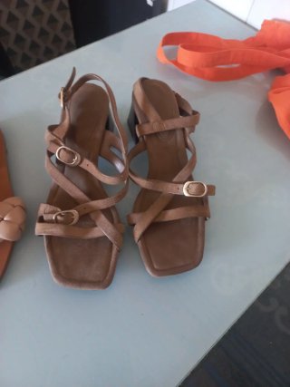 Sandalias marrones de tiras con hebilla