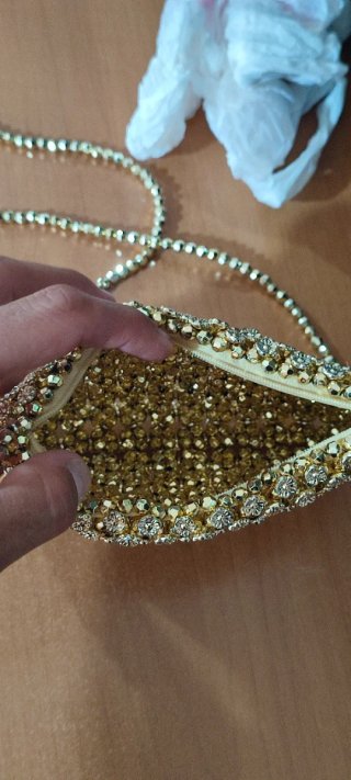 Pochette artigianale dorata con tracolla