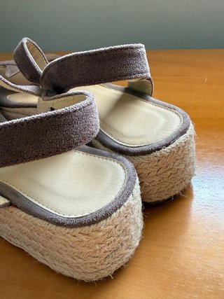Sandalias cuña marrón