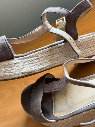 Sandalias cuña marrón