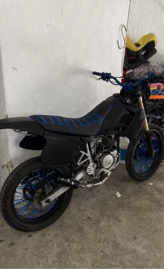 Moto Supermotard Negra y Azul
