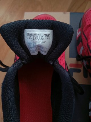 Zapatillas Fila rojas, negras y blancas