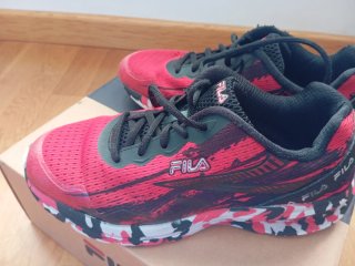 Zapatillas Fila rojas, negras y blancas
