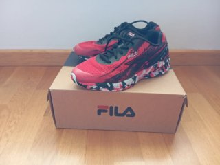 Zapatillas Fila rojas, negras y blancas