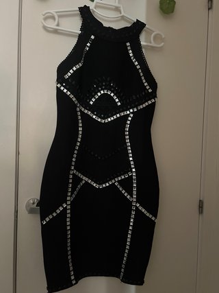 Vestido negro con pedrería es talla 3 super strech