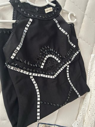 Vestido negro con pedrería es talla 3 super strech
