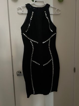 Vestido negro con pedrería es talla 3 super strech