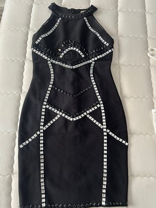Vestido negro con pedrería es talla 3 super strech
