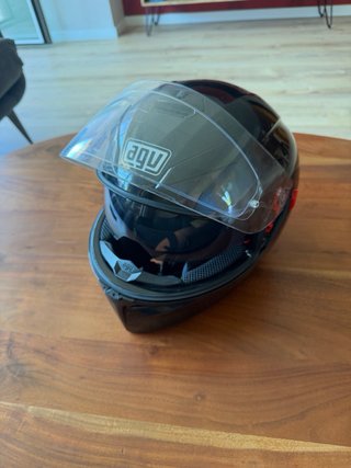 Casco AGV Integral Negro Brillo con Gafas de Sol