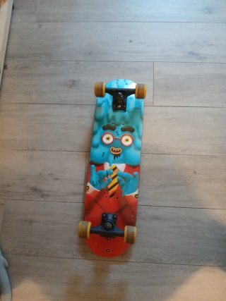 Skate Board con huellas rojas y azules