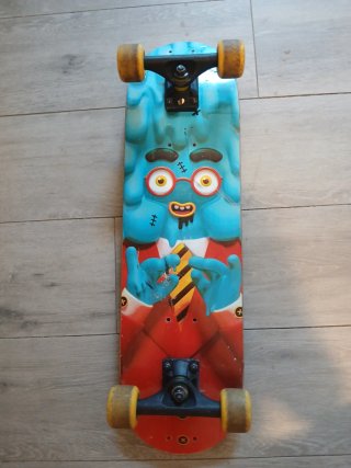 Skate Board con huellas rojas y azules